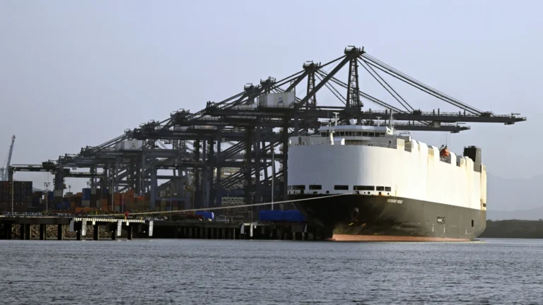 Navio com 800 carros elétricos pega fogo e é abandonado no Pacífico