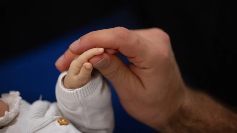 Homem agride bebê ao achar que casal usava boneca ‘reborn’ para furar fila