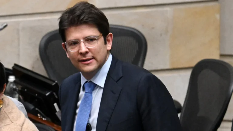 Senador colombiano baleado apresenta melhora, mas estado ainda é crítico