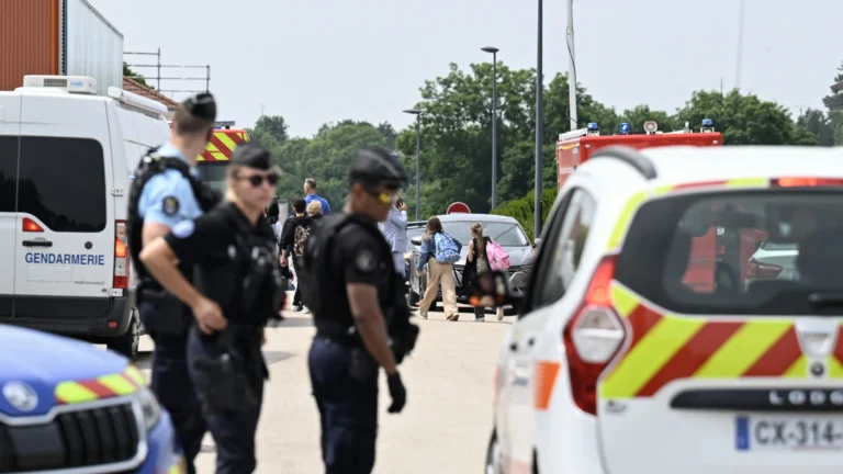 Aluno mata educadora a facadas na França e reacende questão de segurança nas escolas