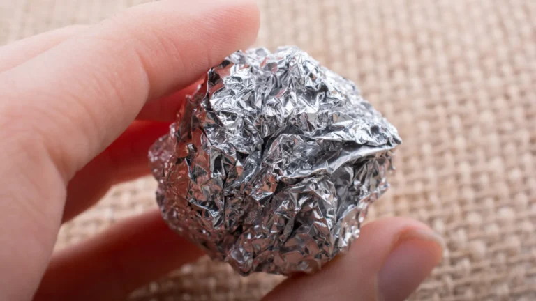 Veja os benefícios de colocar uma bola de papel de alumínio na despensa!