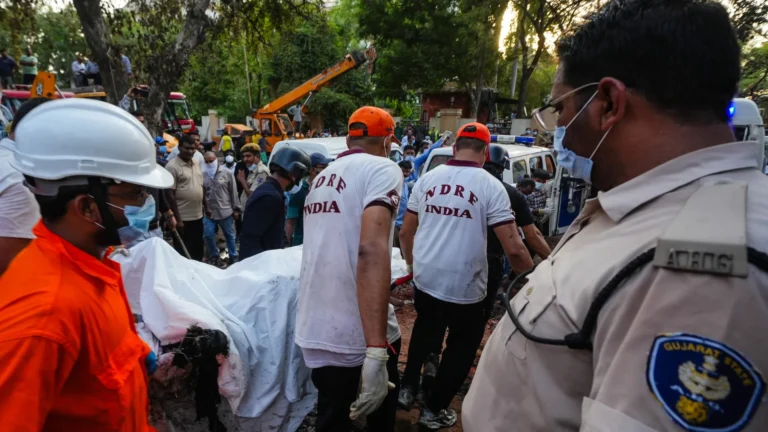 Polícia revisa número de mortes de 294 para “mais de 240”