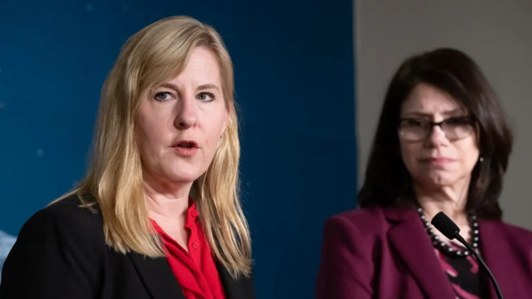 Deputada democrata morre em ataque nos EUA; senador em estado grave