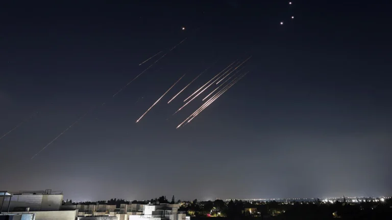 Registros (impressionantes): mísseis iranianos ‘rasgam’ céus de Israel