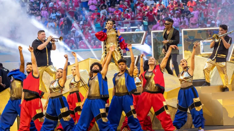 Copa do Mundo de Clubes começa com show de pirotecnia e música latina