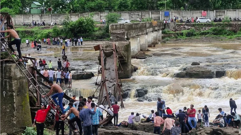 Desabamento de ponte na Índia deixa dois mortos e vários desaparecidos