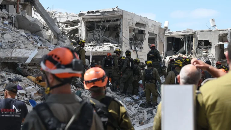 ‘Morte lenta ou vida em bunkers’, diz exército iraniano após atacar Israel novamente