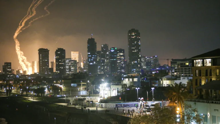 Irã diz que não haverá negociações nucleares sob fogo israelense