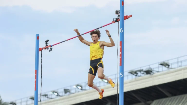 Armand Duplantis quebra pela 12ª vez o recorde mundial do salto com vara