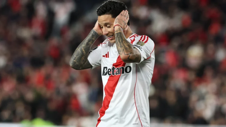 Atacante se lesiona ao marcar em vitória do River Plate sobre o Urawa Reds