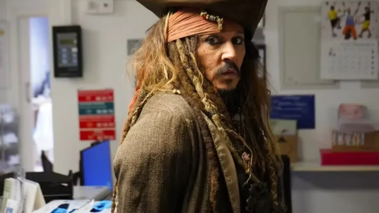 Johnny Depp revive Jack Sparrow em visita surpresa a hospital infantil na Espanha