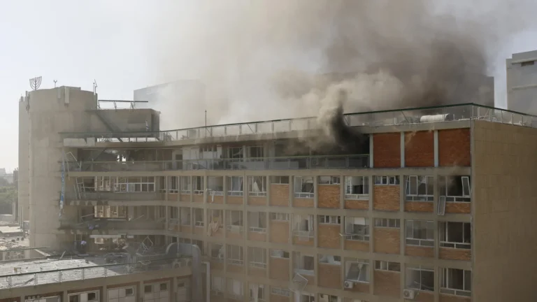 Irã ataca hospital em Israel e Netanyahu reaje: “Tiranos pagarão”