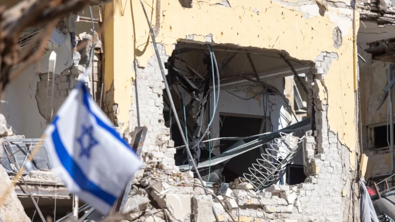 Israel diz que matou 11 cientistas nucleares e acertou 900 alvos no Irã