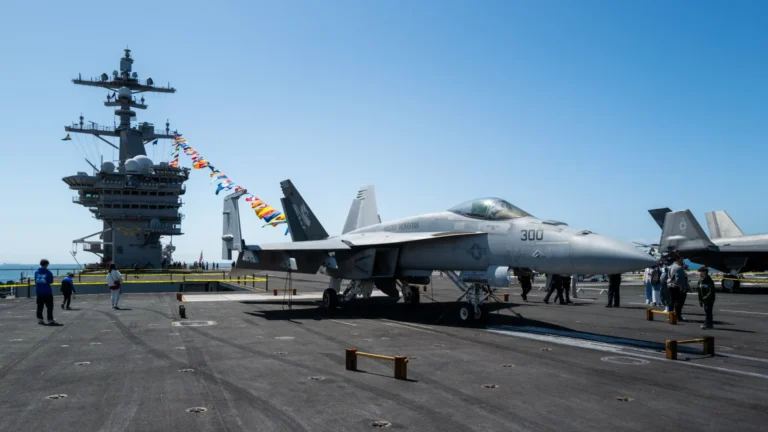 EUA enviam navio mais poderoso para pressionar o Irã