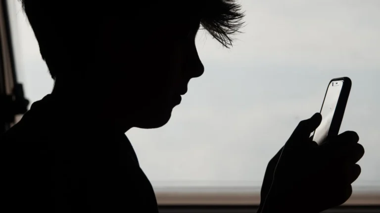 Menino de 12 anos morre após fazer desafio online no Reino Unido