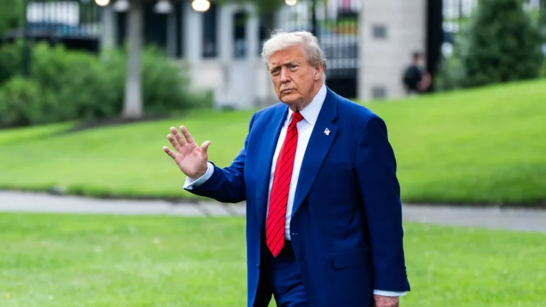 Aviões capazes de lançar superbomba no Irã decolam dos EUA