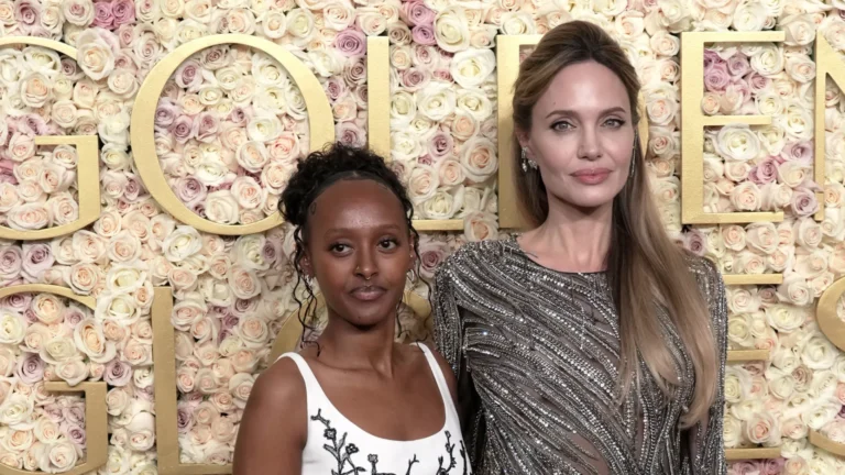 Zahara Jolie-Pitt e namorado Elijah Cooper de mãos dadas na Disney