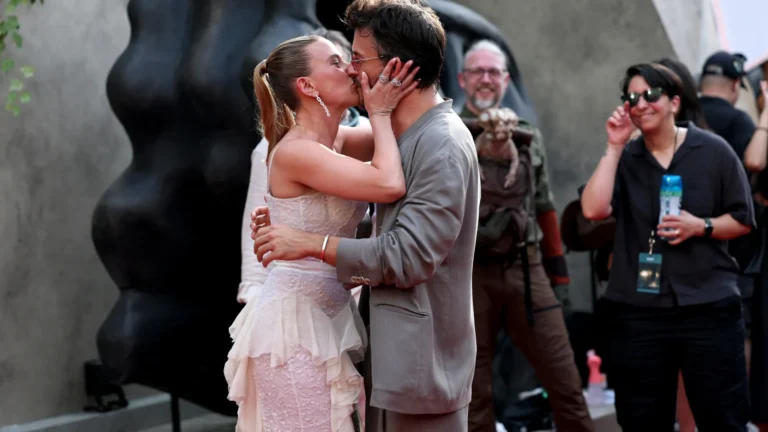 Amizade? Scarlett Johansson beija ator na boca em frente ao marido
