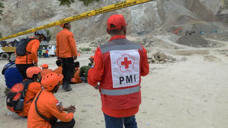 Após 7 horas, corpo de Juliana Marins é resgatado de vulcão na Indonésia