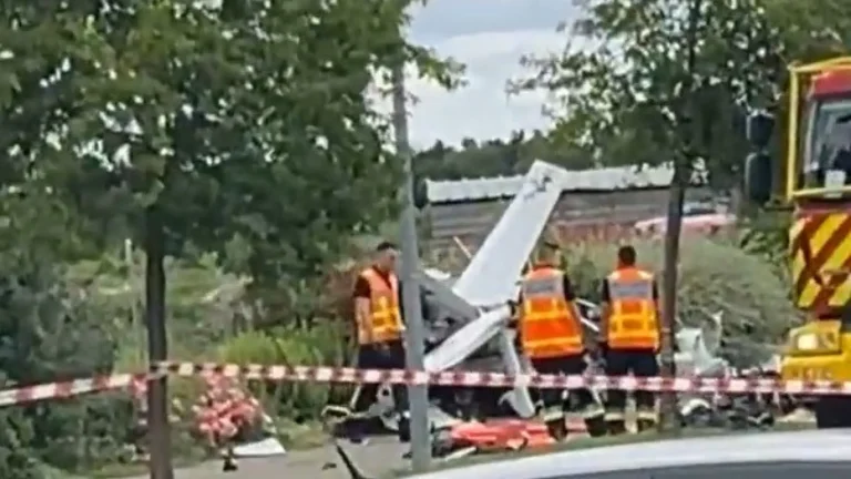 Queda de avião turístico deixa três mortos na França: vídeo