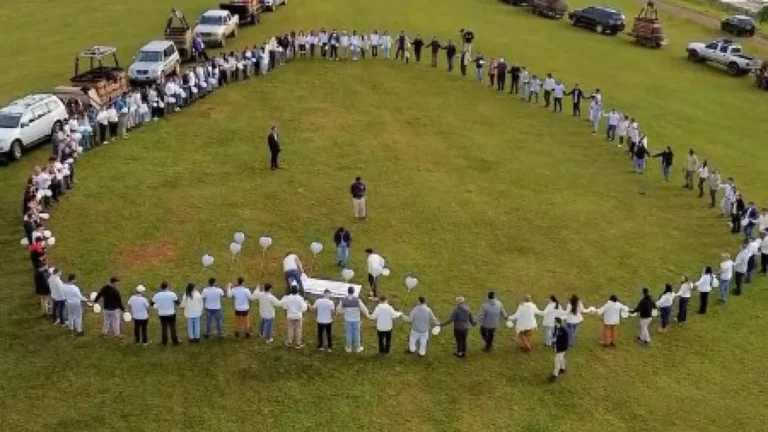 Moradores homenageiam vítimas de queda de balão em Santa Catarina; veja