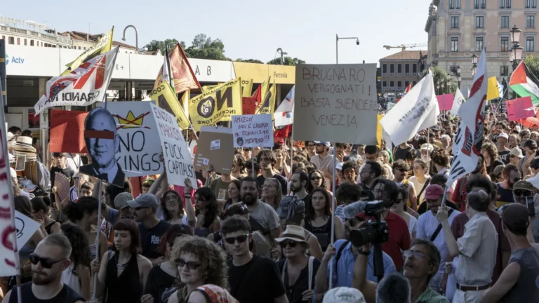 Casamento de Bezos com Lauren Sánchez gera revolta em Veneza; veja