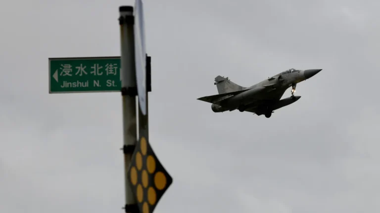 China envia aviões de guerra a Taiwan na véspera de exercício militar