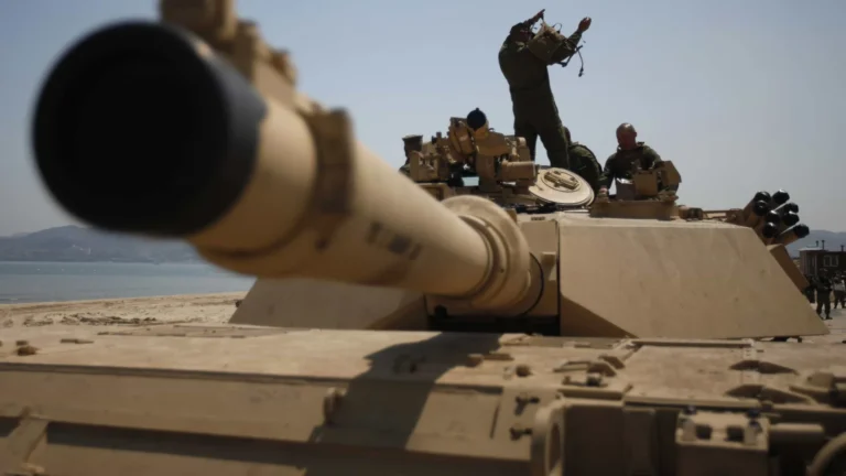 Tanque do Exército na contramão destrói lateral de carro em Ponta Grossa