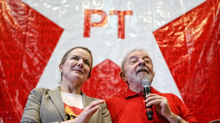 PT deve eleger presidente voltado ao centro enquanto partido guina discurso à esquerda