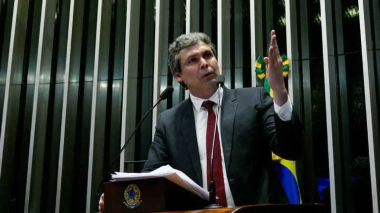 Líder do PT na Câmara diz que operação contra Bolsonaro é ‘vitória contra golpismo’