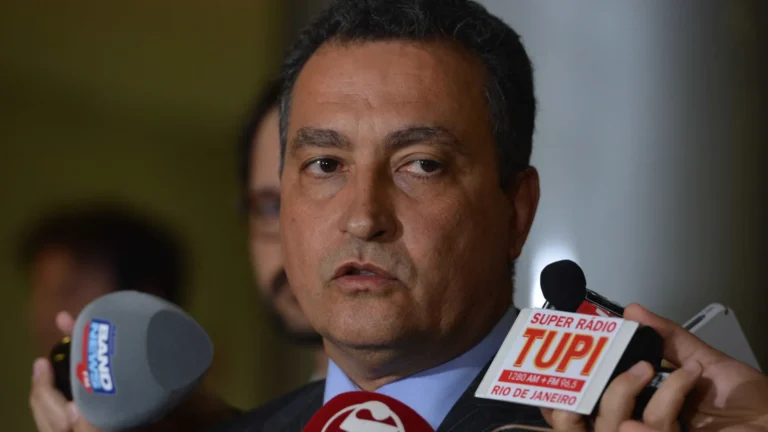 É inacreditável presidente dos EUA preocupado com 25 de Março e Pix, diz Rui Costa
