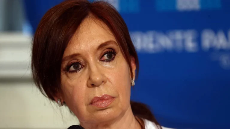 Procuradores insistem para que Cristina Kirchner vá para prisão, em vez de cumprir pena em casa na Argentina