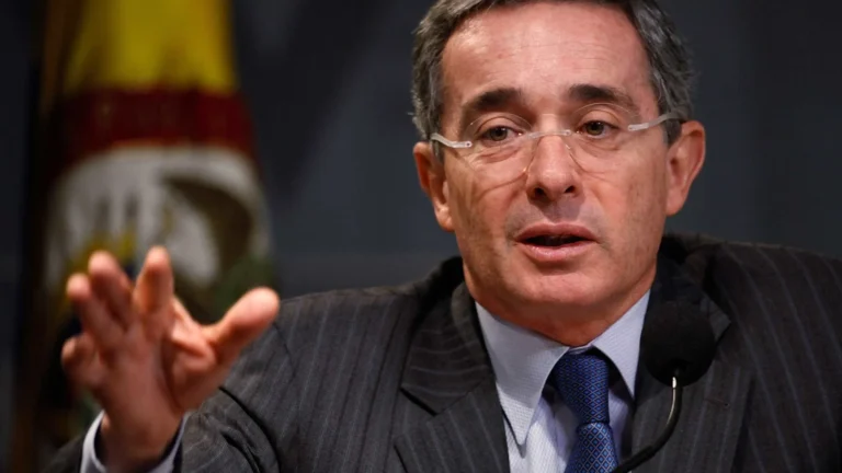 Justiça da Colômbia declara ex-presidente Álvaro Uribe culpado em caso de suborno