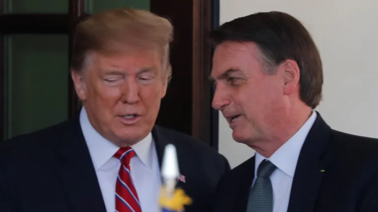 Trump envia carta a Bolsonaro e diz que vai ‘acompanhar de perto’ situação do Brasil