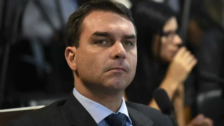 Flávio Bolsonaro ataca Lula e minimiza fala de Eduardo sobre sanção a Motta e Alcolumbre
