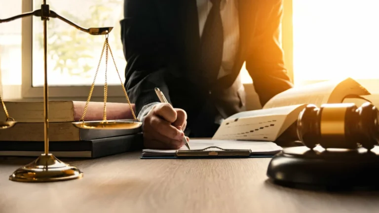 Seis advogados são presos por suspeita de lesar mais de mil idosos