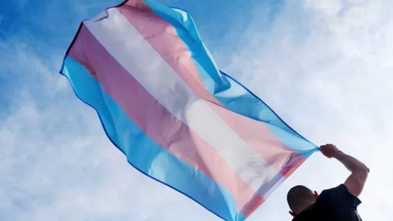 Juiz anula resolução do CFM que limitava atendimento a pessoas trans