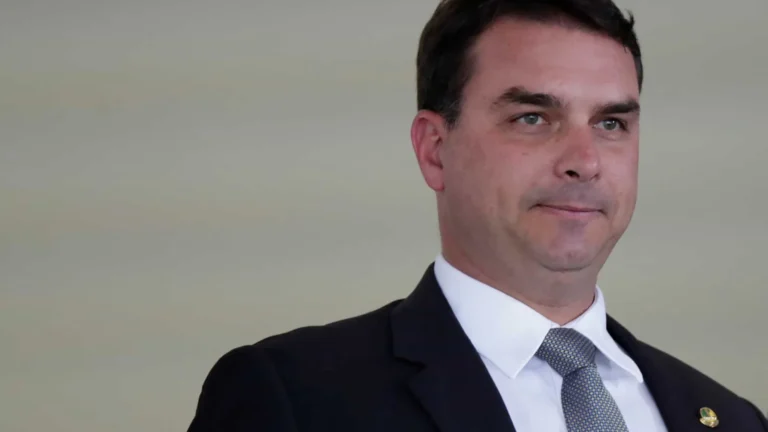 Em dia de operação contra Jair Bolsonaro, Flávio desembarca na Europa