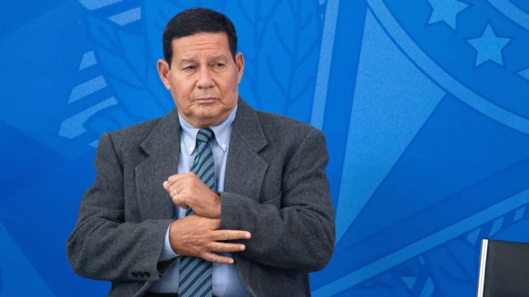 Se eu tivesse sido o candidato a vice, Bolsonaro não estaria nessa situação, diz Mourão