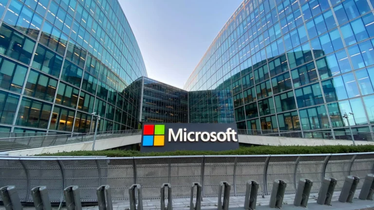 Microsoft demitiu 15 mil funcionários em 2025 para investir em IA