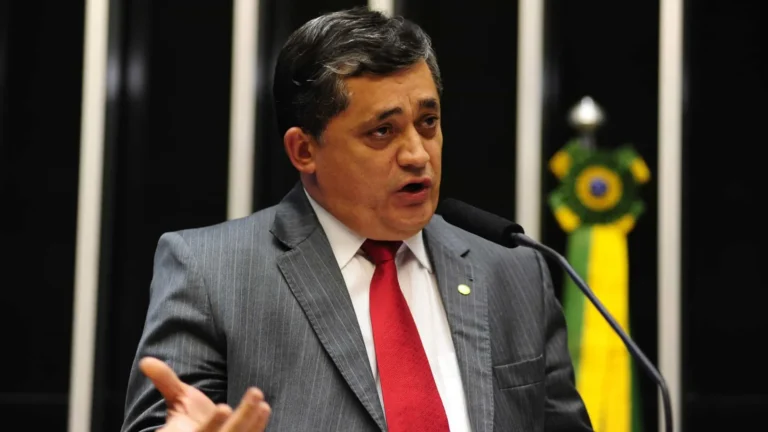 Líder do governo Lula na Câmara é internado e passa por cirurgia no coração