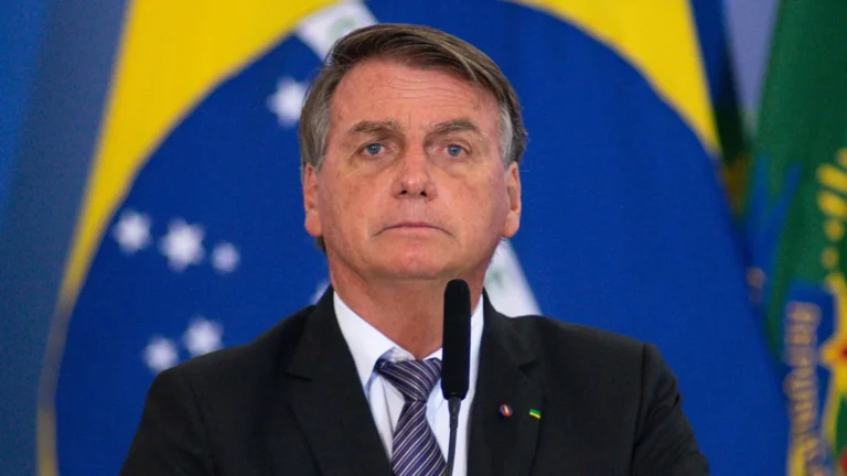 Bolsonaro mira TSE para justificar reuniões golpistas e se distancia até de sua defesa