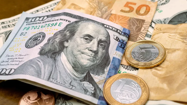Dólar cai e fecha em queda de 0,42% cotado a R$ 5,56; Bolsa sobe com Vale