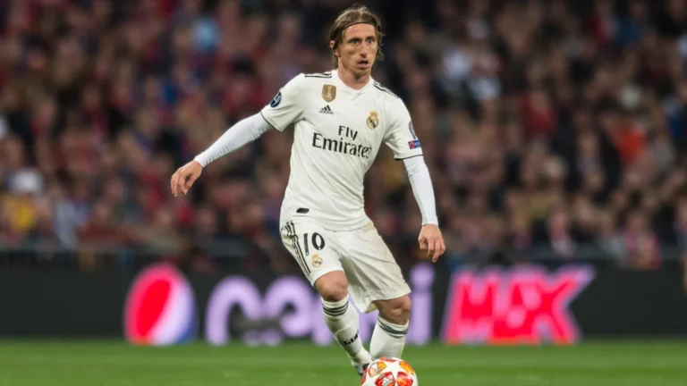 Modric deixa Real Madrid após 597 jogos e 28 títulos; veja números do meia