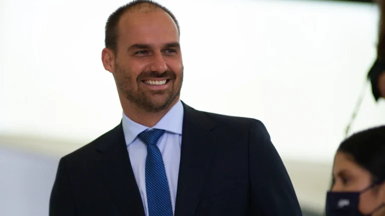 Eduardo intensificou condutas ilícitas após tornozeleira em Bolsonaro, diz Moraes