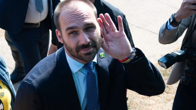 Eduardo Bolsonaro usa taxação de Trump para cobrar do Congresso anistia ao ex-presidente