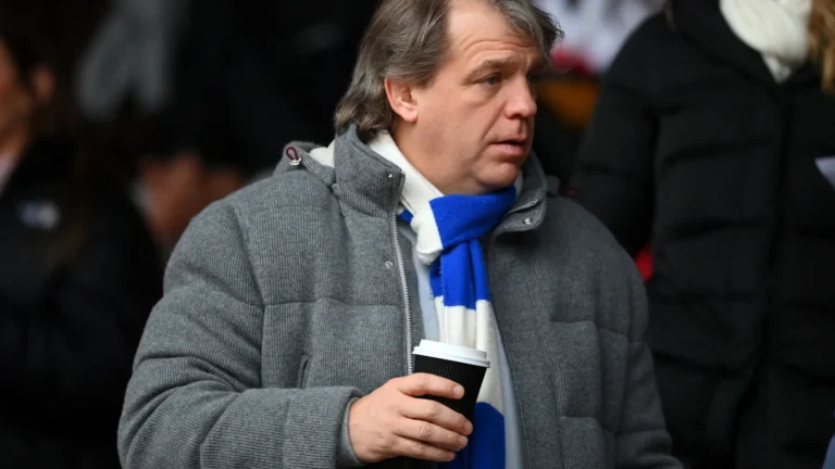 Dono do Chelsea gasta R$ 10 bi, mas ainda sofre com 1ª aventura no futebol