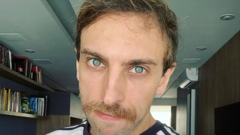 Após condenação, Leo Lins lacra celulares em show para fazer piadas com minorias