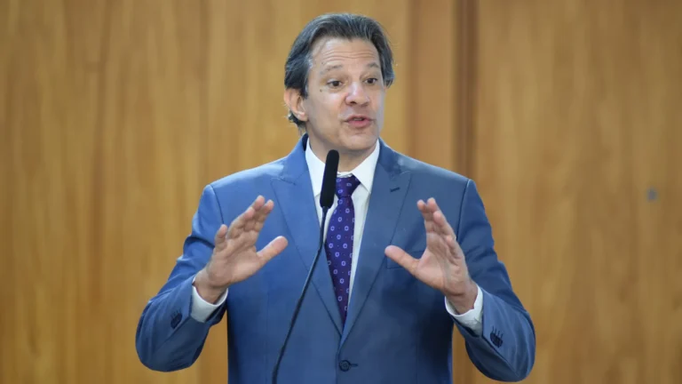 Haddad diz que sobretaxas de Trump são políticas e acusa família Bolsonaro de conspiração