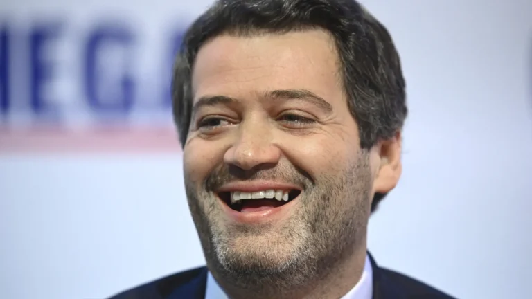 André Ventura é detonado por expor crianças em parlamento de Portugal